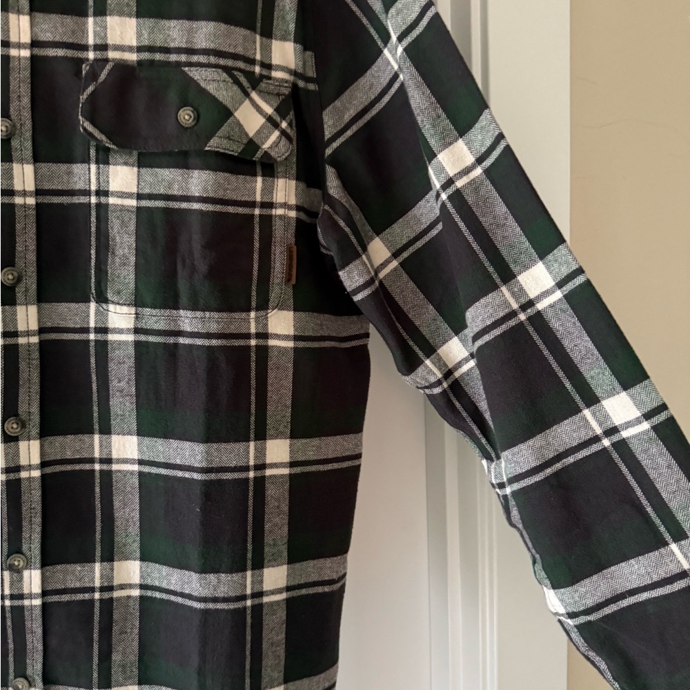 Men’s size large button front flannel shirt. Legendary white tails - Picture 4 of 8